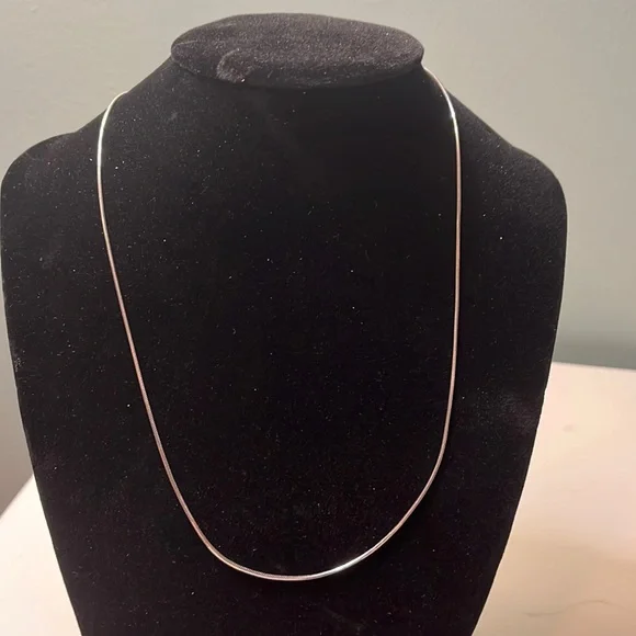 N7. Sterling Silver necklace. - Picture 1 of 3